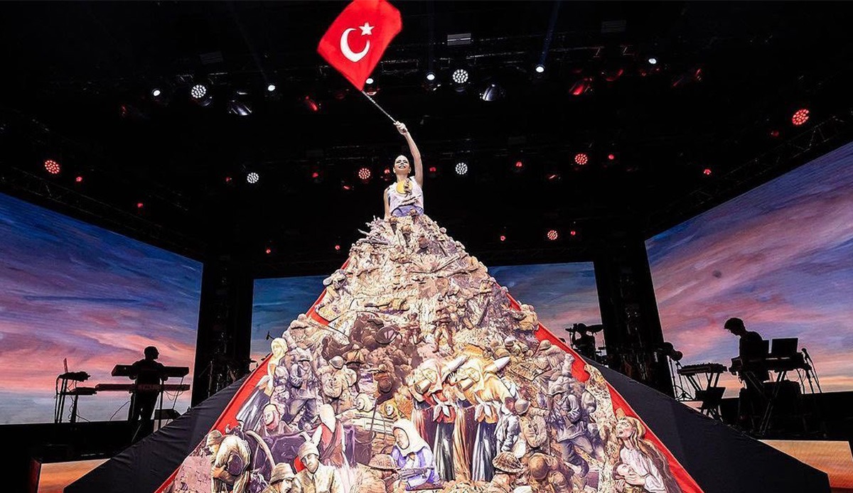 Simge Sağın’dan 30 Ağustos’a özel kostüm… Sahneye çıkınca alkış tufanı koptu