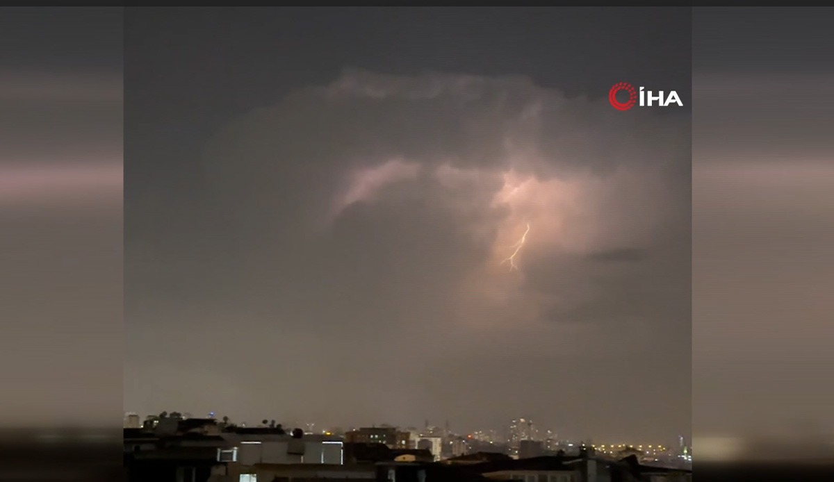 Meteoroloji uyarmıştı, İstanbul'da şimşekler geceyi aydınlattı!