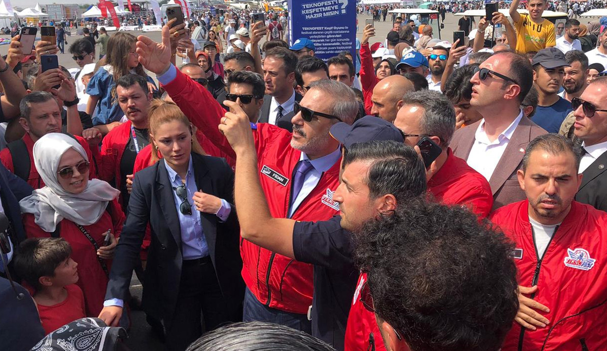TEKNOFEST'i ziyaret eden Bakan Fidan'a vatandaşlardan büyük ilgi: O anlar kameraya yansıdı