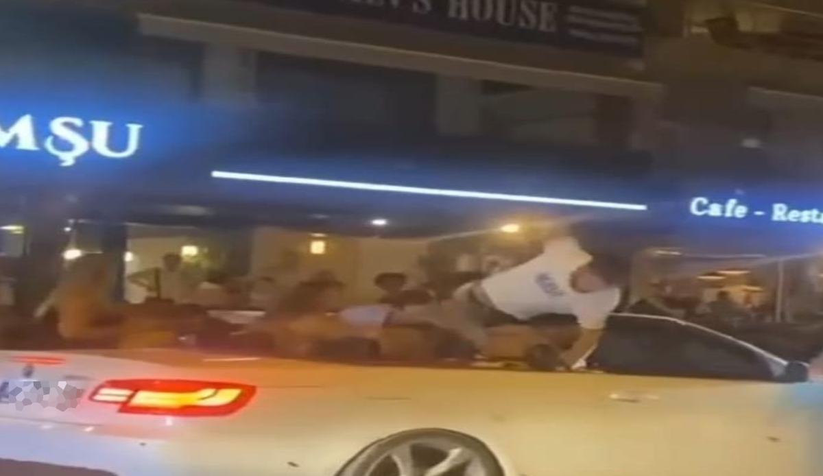 'Ne bakıyon' dayağına çevredekiler sessiz kaldı! Darp anları kameralara yansıdı