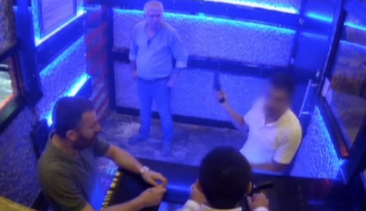 Olacak iş değil! Polis memuru silahım boş dedi: Ateş alan silah garsonu yaraladı
