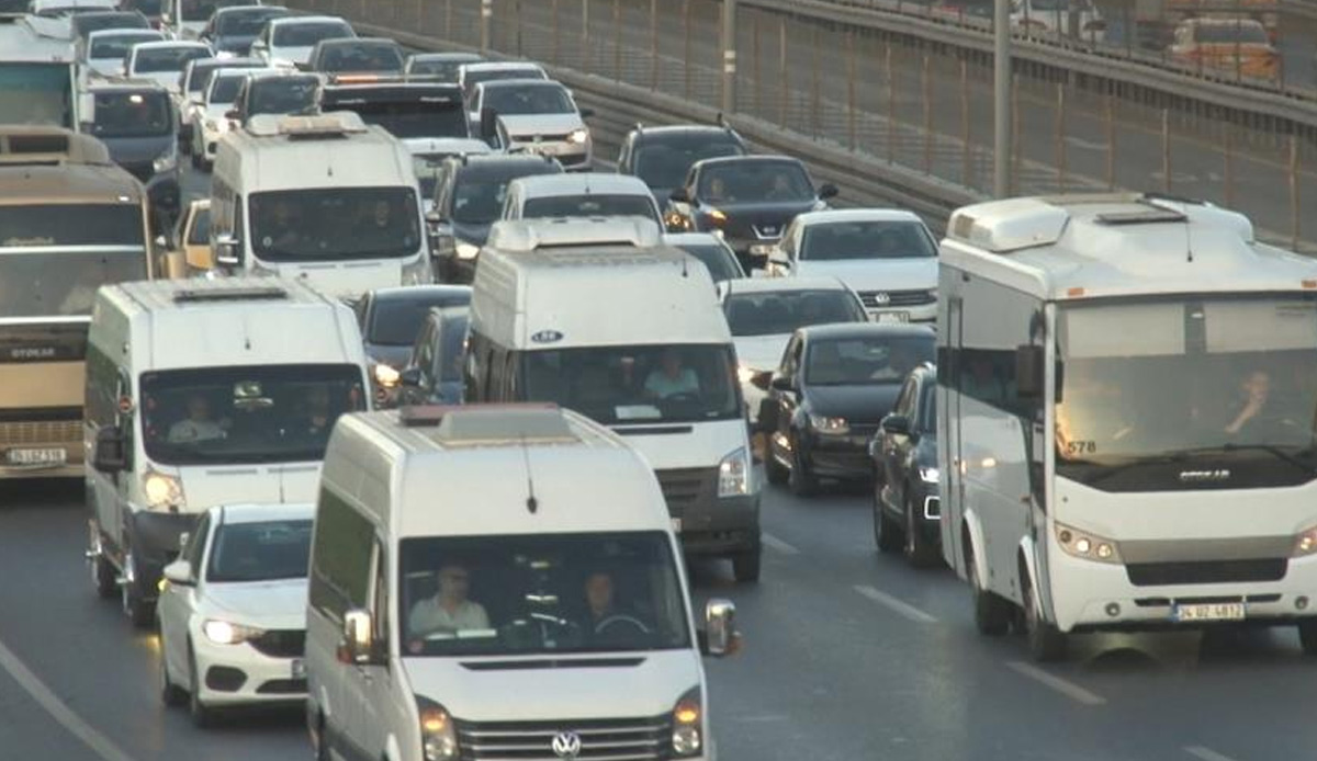Eğitim öğretim dönemi başladı, İstanbul'da trafik felç oldu!