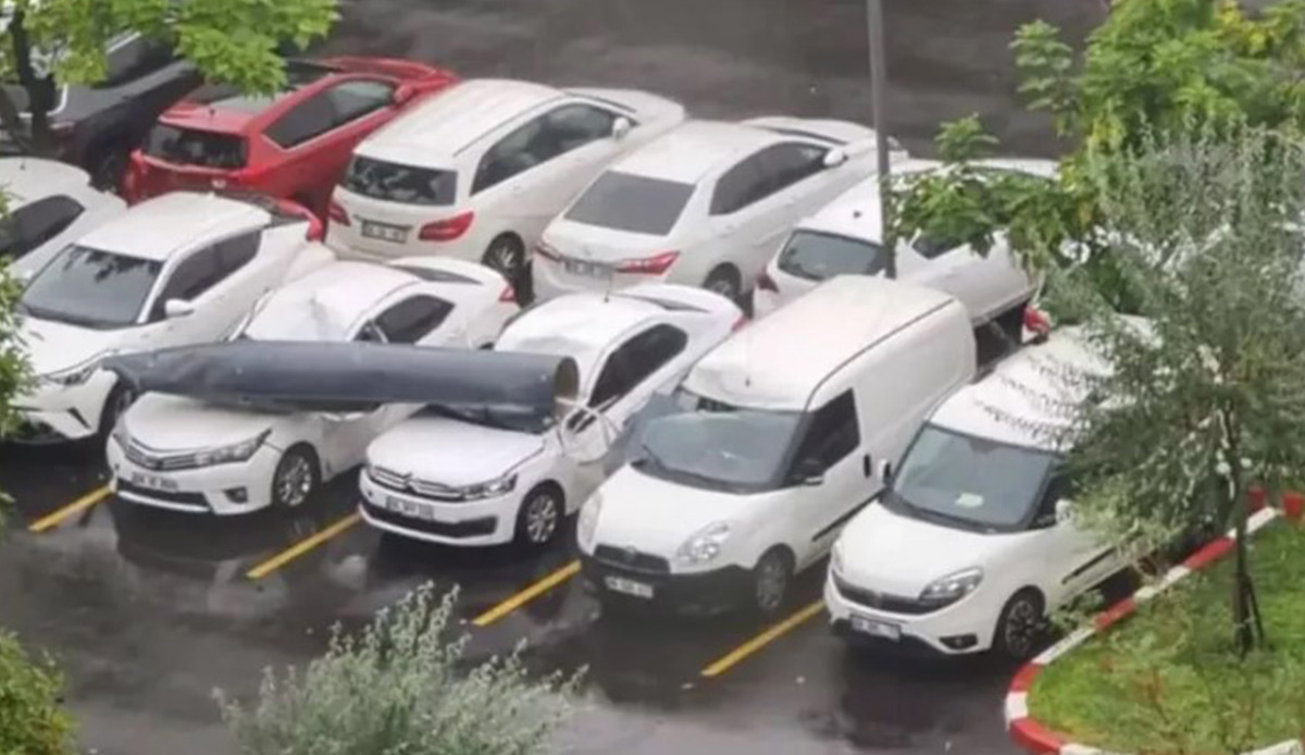 Başkentte bir otoparka uçak parçası düştü