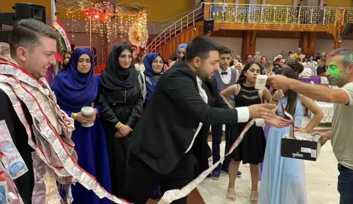 Davetliler de şaşırdı! Gelin ve damada 45 metre para takıldı