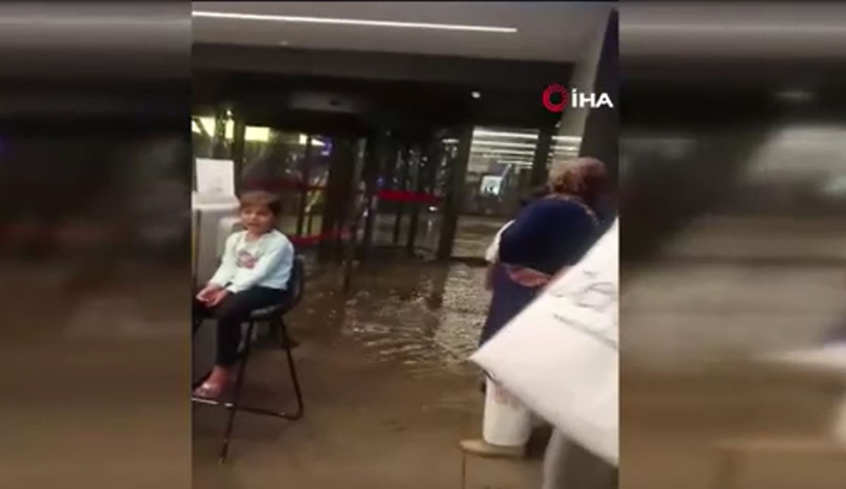 İstanbul'u vuran sağanak sonrası Başakşehir'de bir AVM'yi su bastı