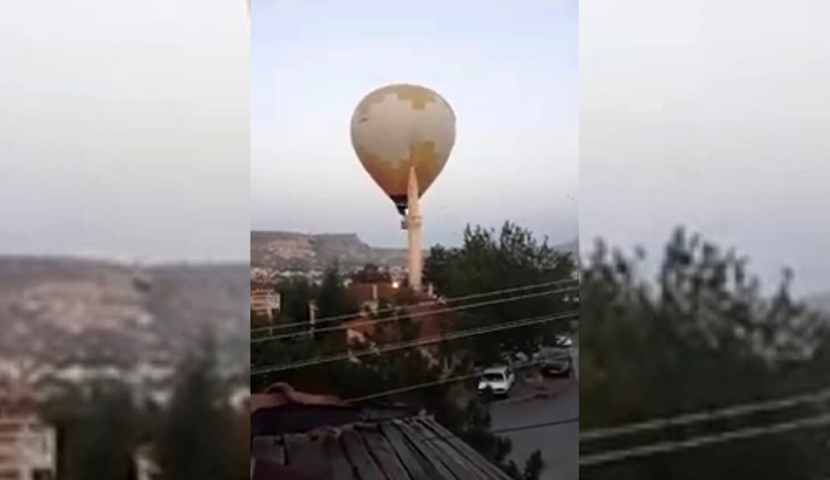Nevşehir'deki hava balonları korku dolu anlar yaşattı:  Minarenin alemine çarptı, o anlar kamerada