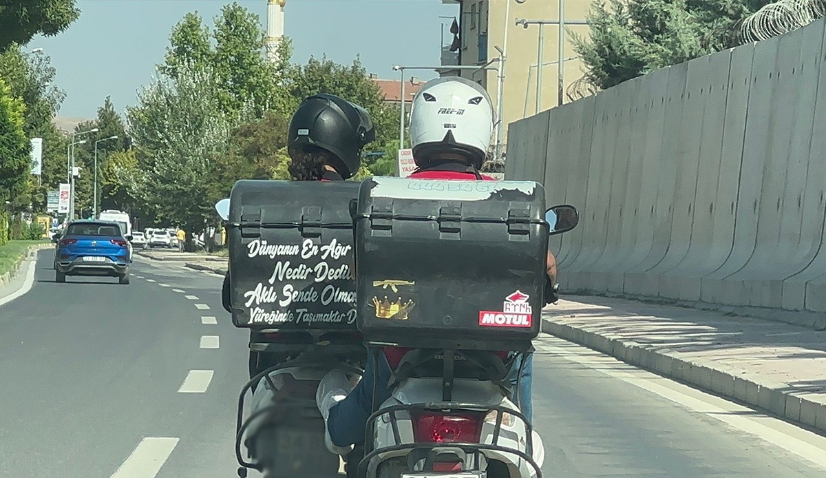 Motosikletlilerin trafikte tehlikeli yardımlaşması: O anlar saniye saniye kamerada