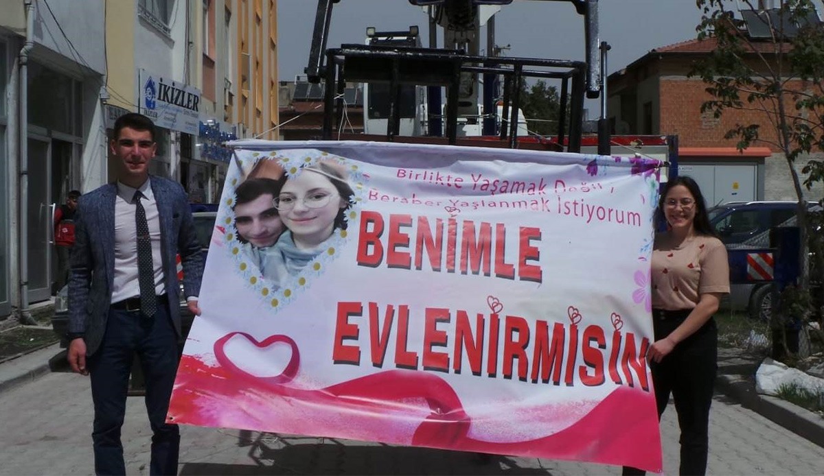Vinç üstünde evlilik teklifi eden genç düğünde herkesi şaşırttı