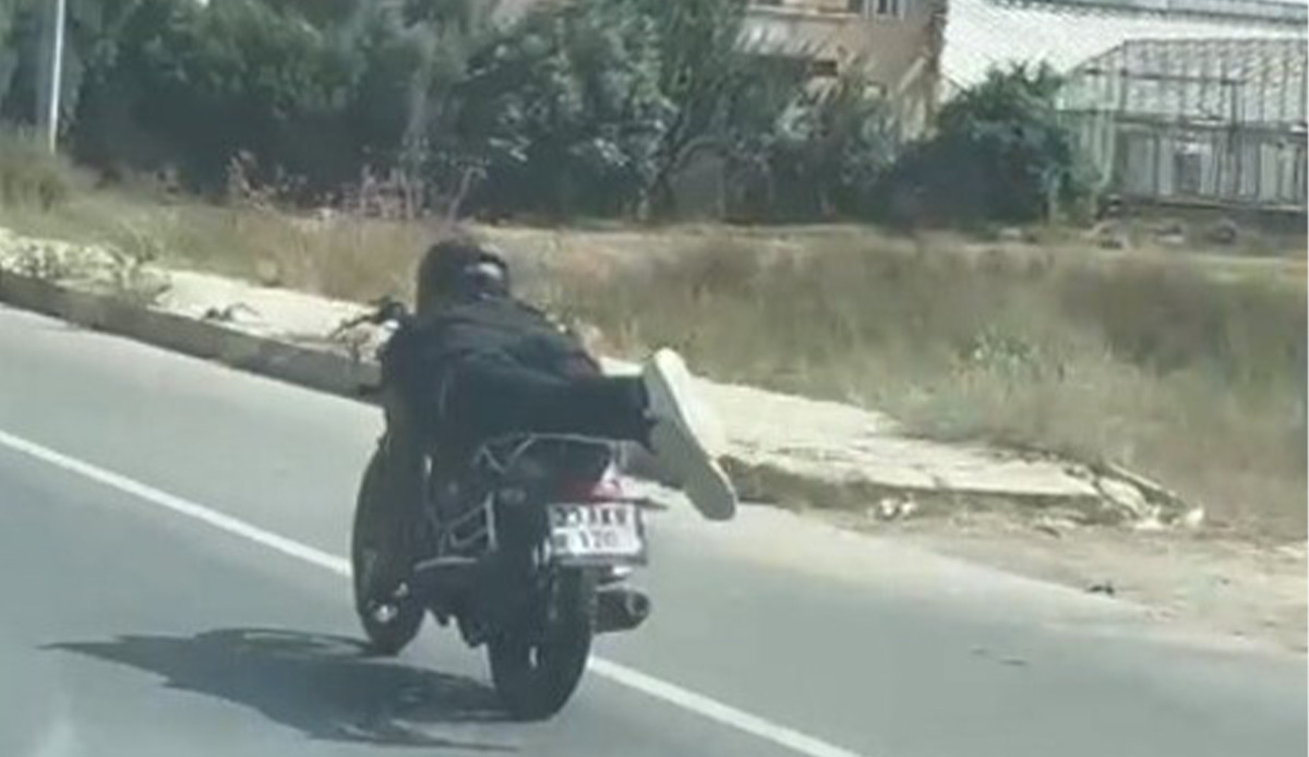 Motosikletlinin tehlikeli yolculuğu anbean kamerada: Adeta yatarak kullandı