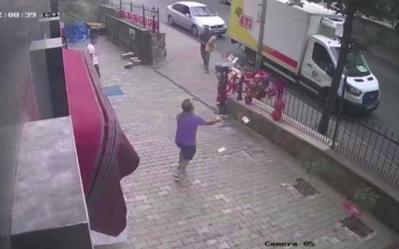 Görüntüler İstanbul'dan... 10 bin euro yola böyle saçıldı!