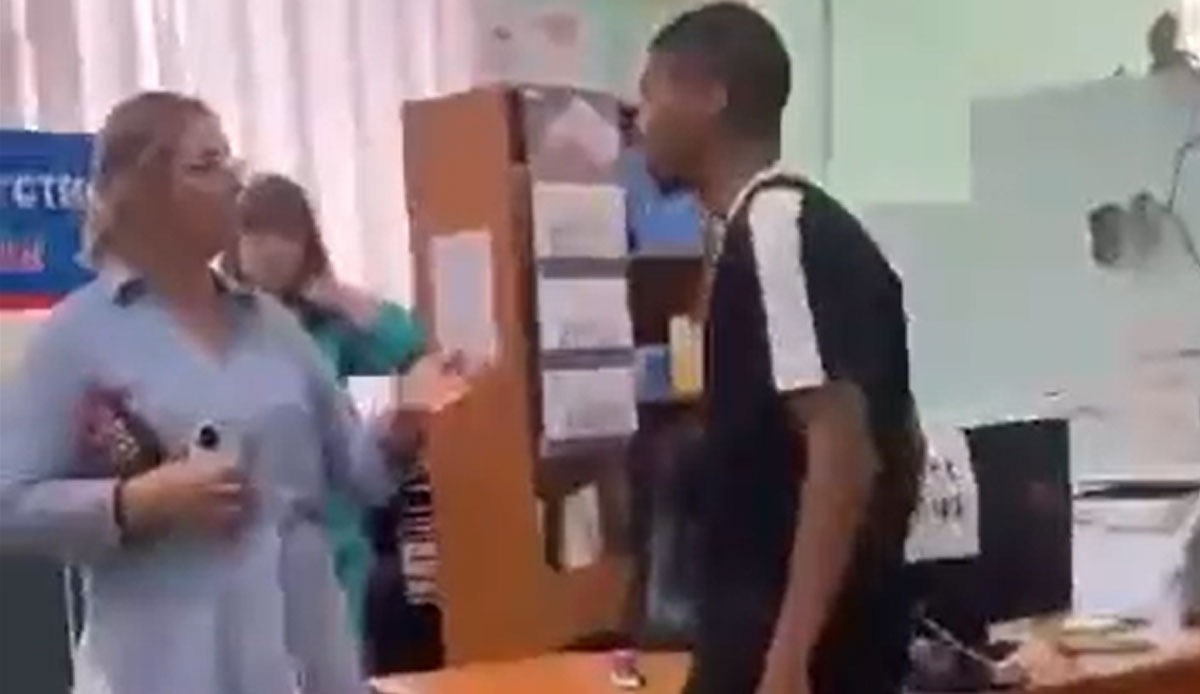 Orta Afrika Cumhuriyeti Devlet Başkanı'nın oğlu, eğitim için gittiği ülkede kadın sağlık çalışanı yumrukladı