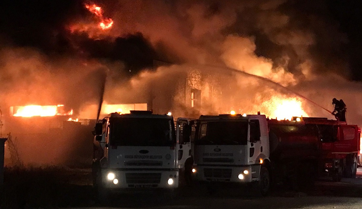 Manisa'da korku dolu anlar! Geri dönüşüm fabrikası alev alev