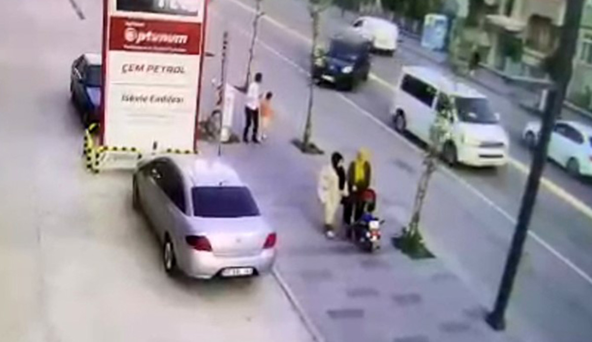 Dehşete düşüren kaza anı kamerada: Çocuk bebek arabası sayesinde hayata tutundu