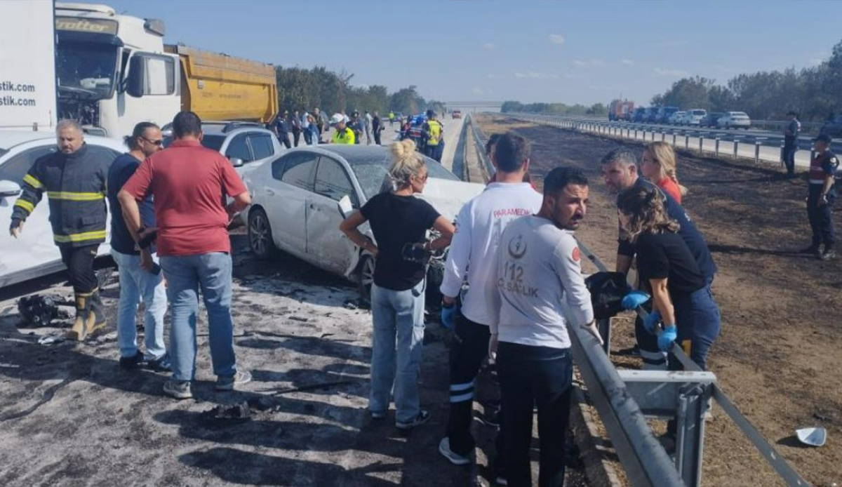 TEM'de feci kaza! Ortalık savaş alanına döndü
