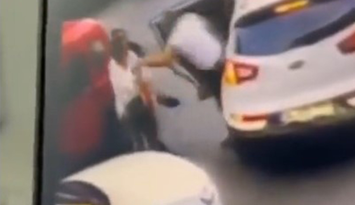 Gaziosmanpaşa’da caddede yürüyen kadın güpegündüz kaçırıldı: O anlar kamerada!