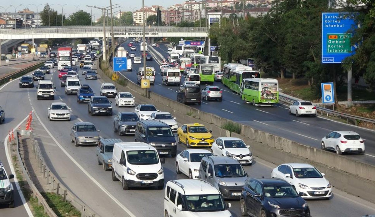 Okulların açılmasıyla beraber sabah saatlerinde trafik yoğunluğu arttı!