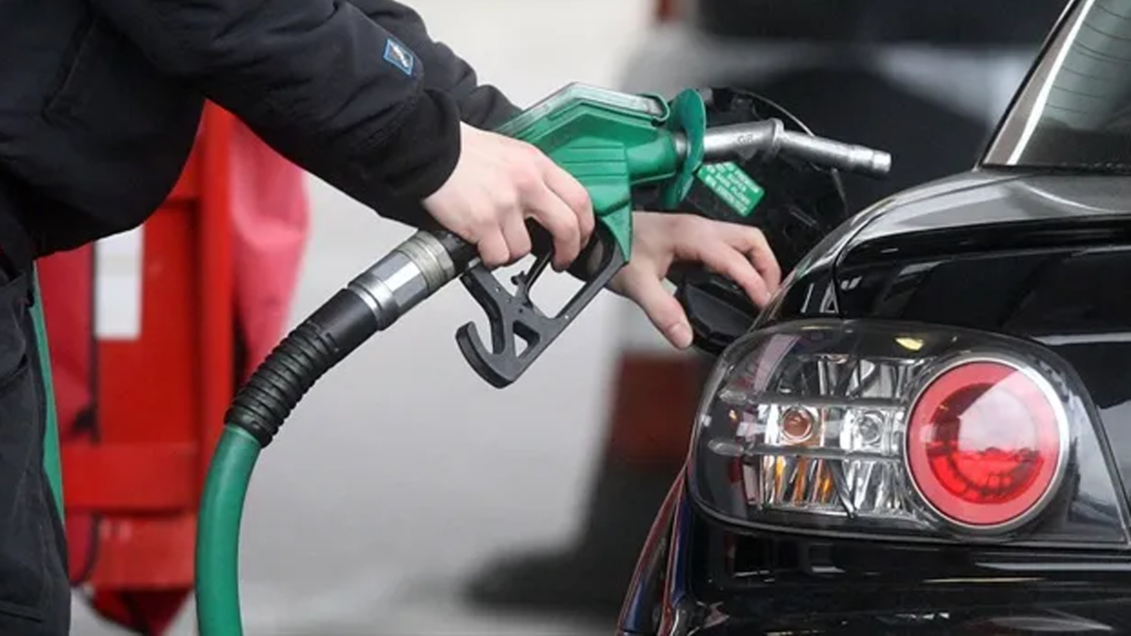 Akaryakıt istasyonundan gaz aldı, eve gelince hayatının şokunu yaşadı