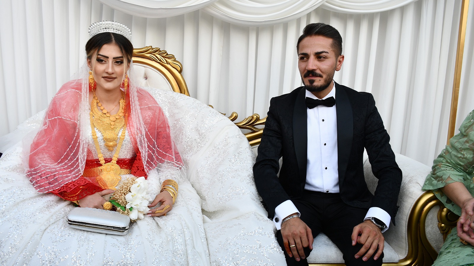 Aşiret düğününde geline 1 kilo altın, damada 5 milyonluk takı takıldı