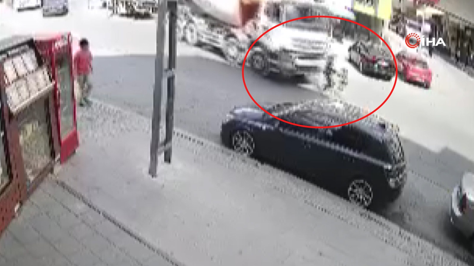Küçükçekmece’de beton mikseri 2 çocuğa çarptı! 1 yaralı var, o anlar kamerada