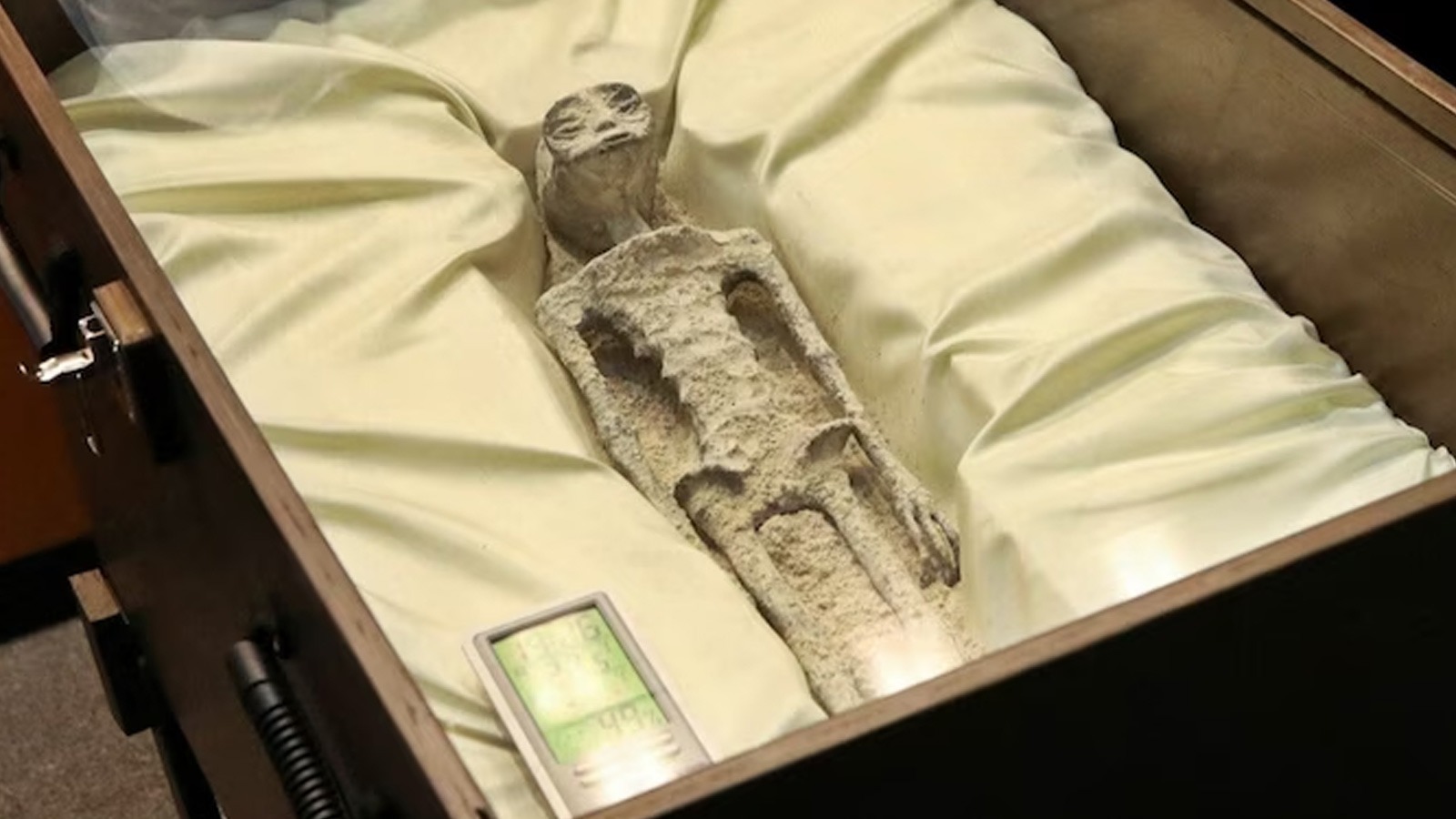 Dünyayı ayağa kaldıran görüntüler! Meksika'da 1000 yıllık 'uzaylı cesetleri' açıldı
