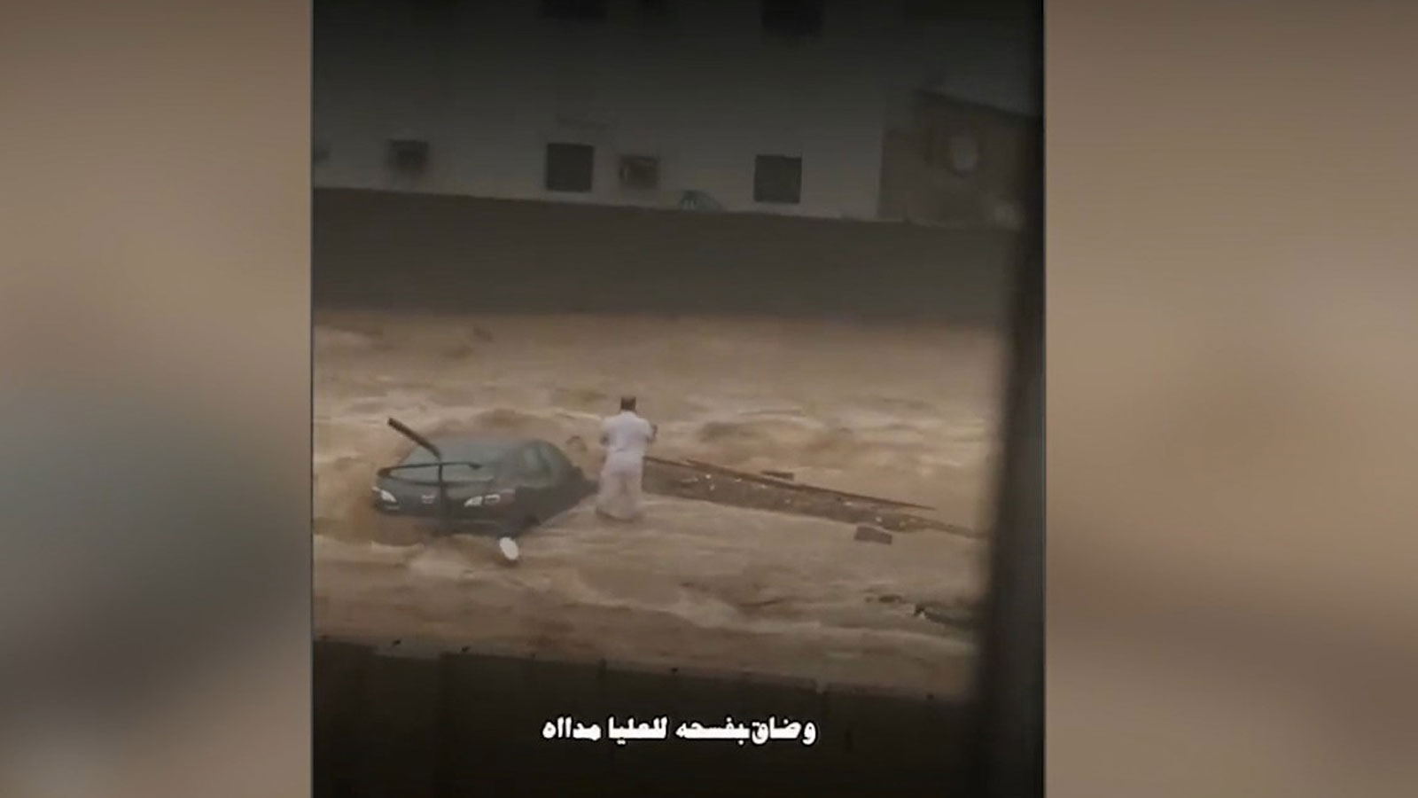 Libya'nın Derne şehrinde sel felaketinin ortasında namaz kaldı!