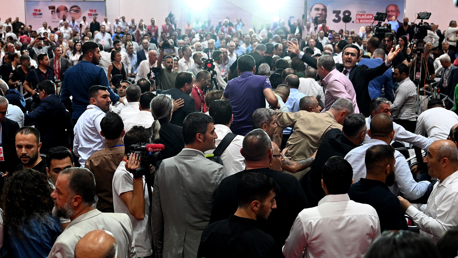 CHP kongresinde 'çarşaf-blok' tartışması! Partililer birbirine girdi