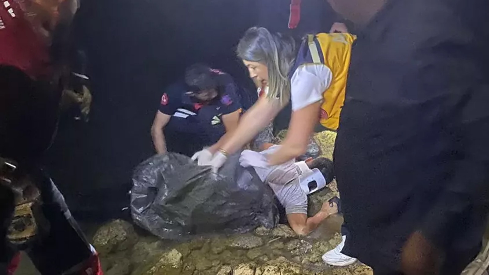 İzmir'de orman yangınına müdahale eden helikopter düştü: 3 kişi kayıp
