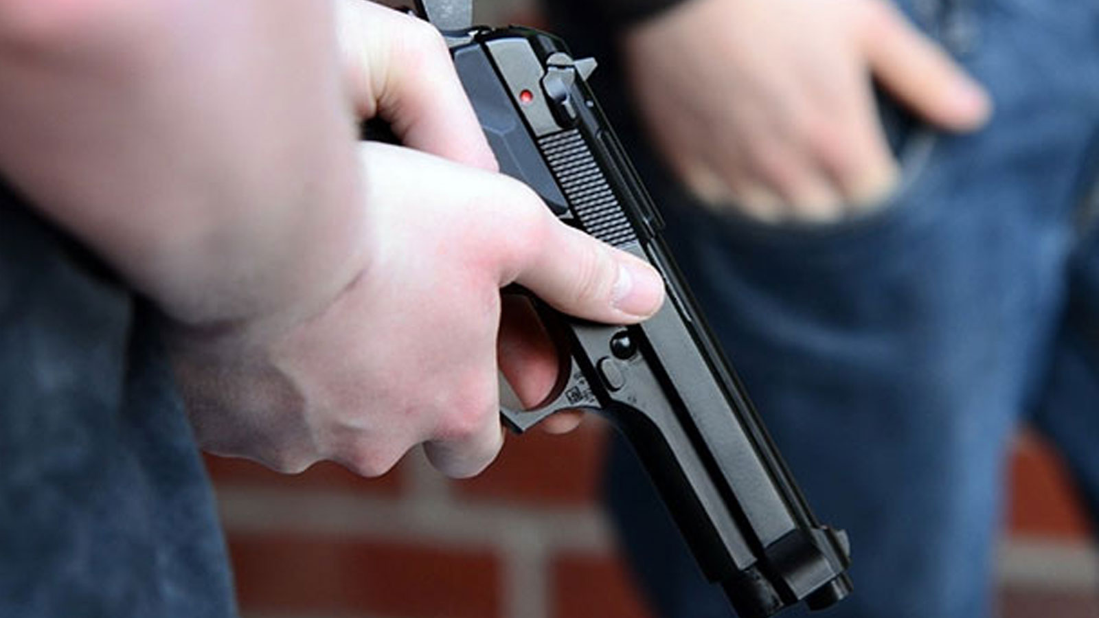 Aile kavgası silahlı çatışmaya dönüştü: Olayda bir polis yaralandı