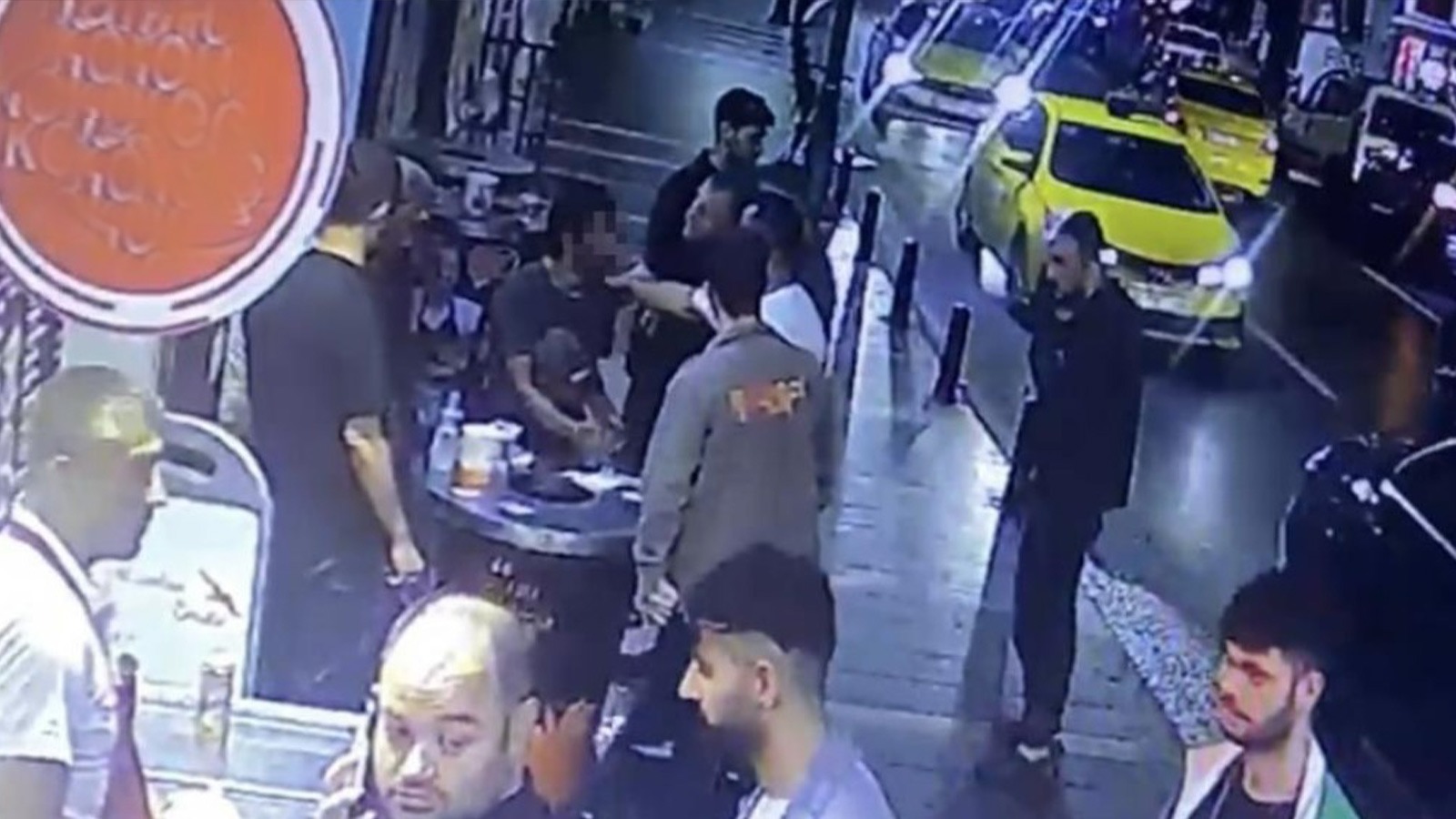 Müşterilerin üzerine fırlattığı "sıvı" korkuya neden oldu