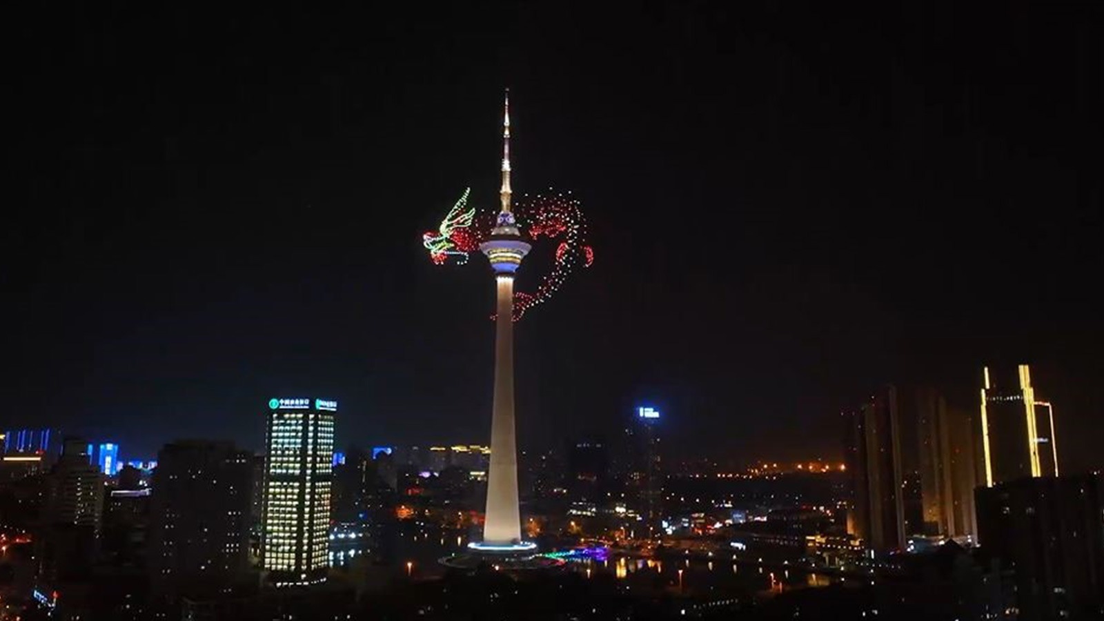Çin’de bin dronla ejderha gösterisi
