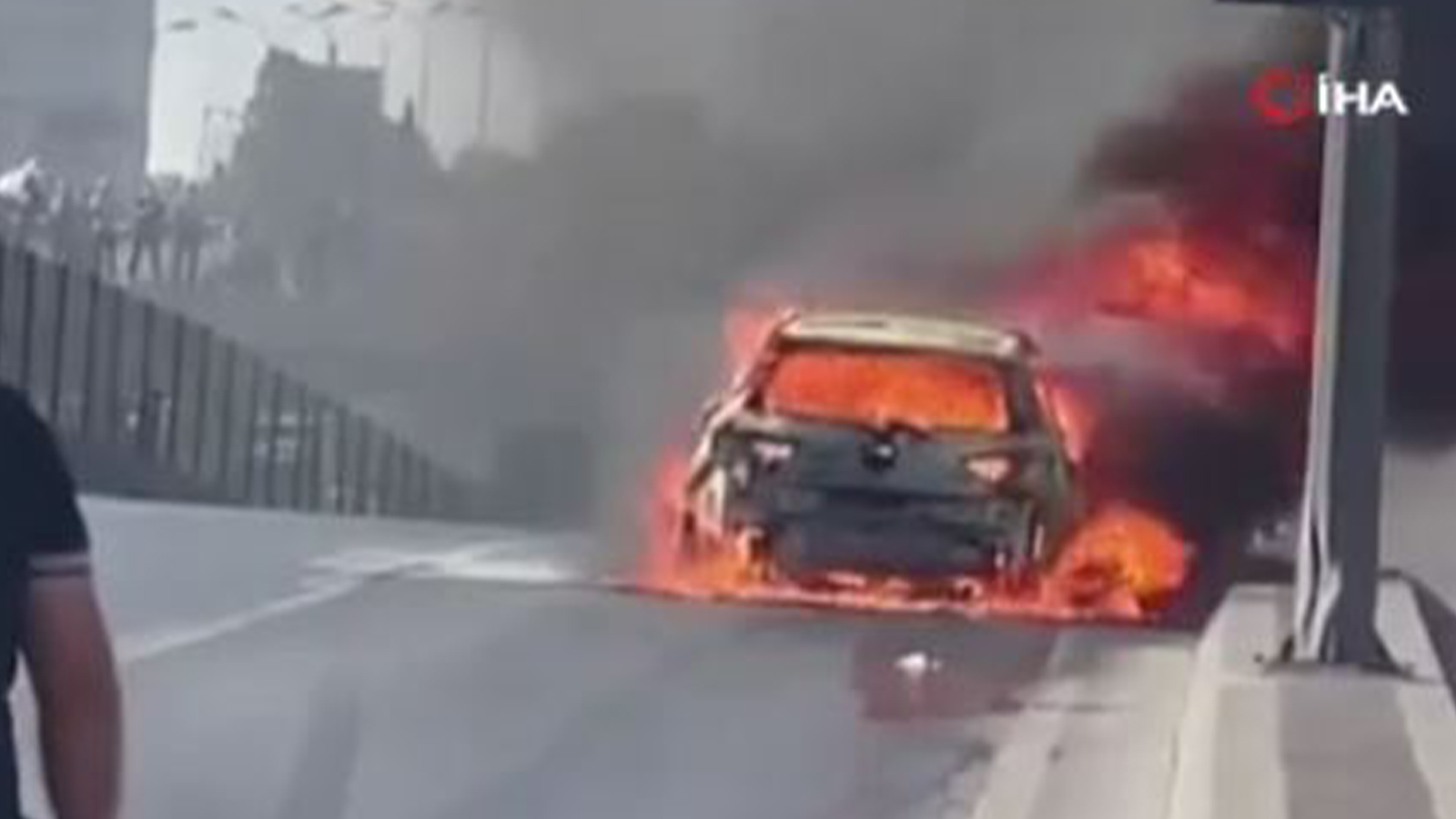 Beylikdüzü E-5'te bir araç alev alev yandı