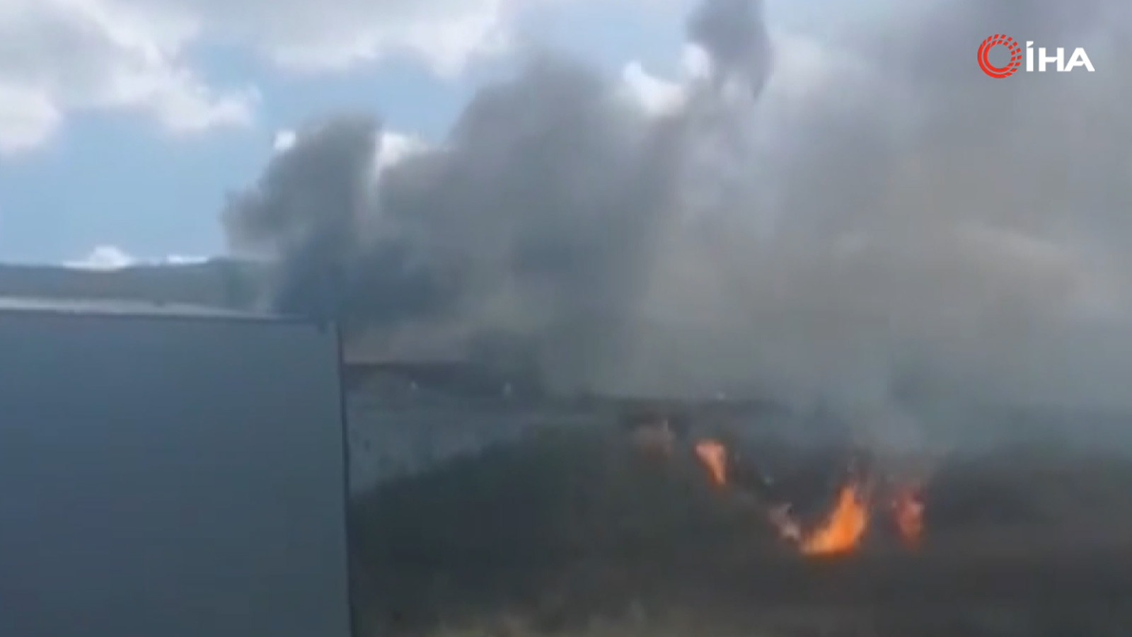 Arnavutköy'de yakıt tankerinde korkutan yangın kamerada