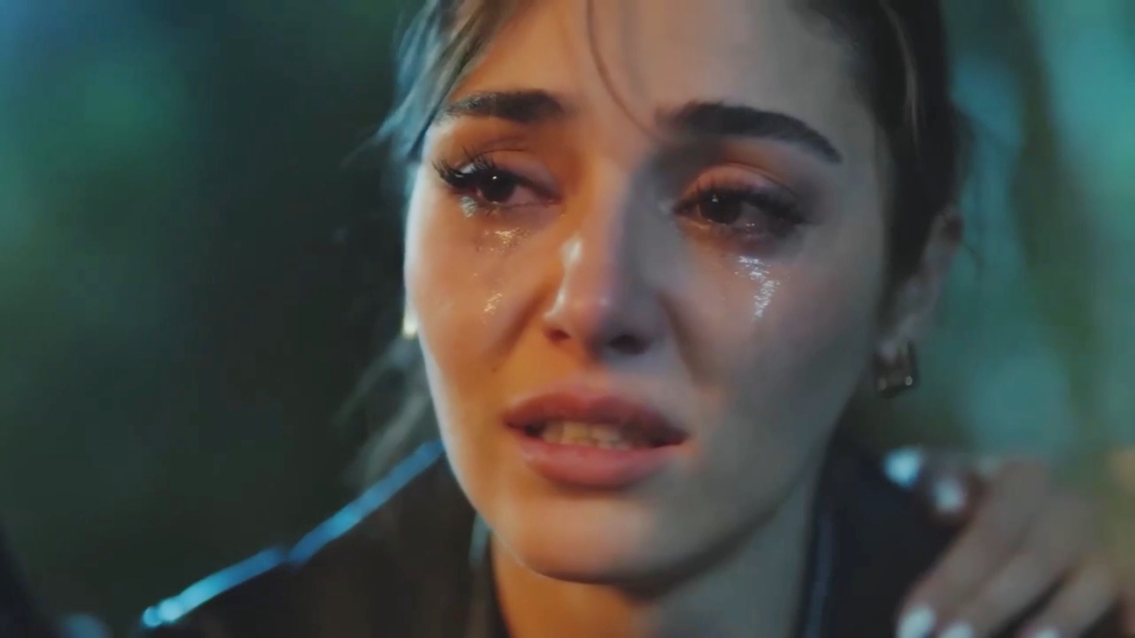 Oyunculuğu beğenilmeyen Hande Erçel, bu kez gözyaşlarıyla tam not aldı