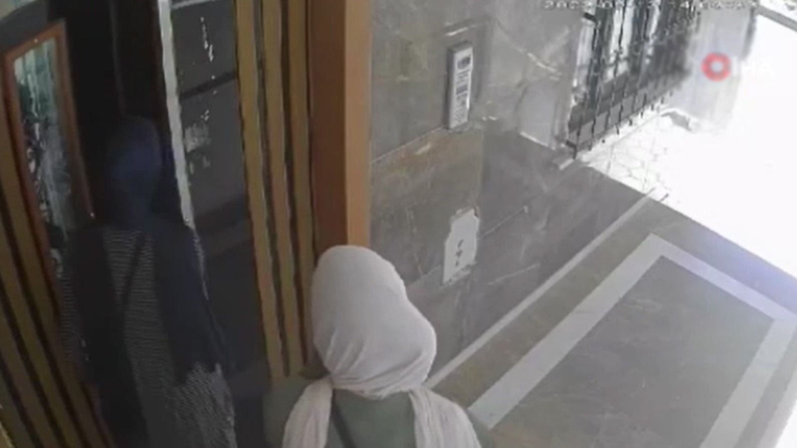 Binaların kapılarını kartla saniyeler içinde açıyorlar: Hırsızlık anları kamerada