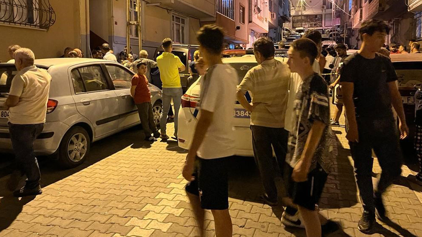 Esenyurt’ta cinnet getiren adam, eşini öldürüp intihar etti