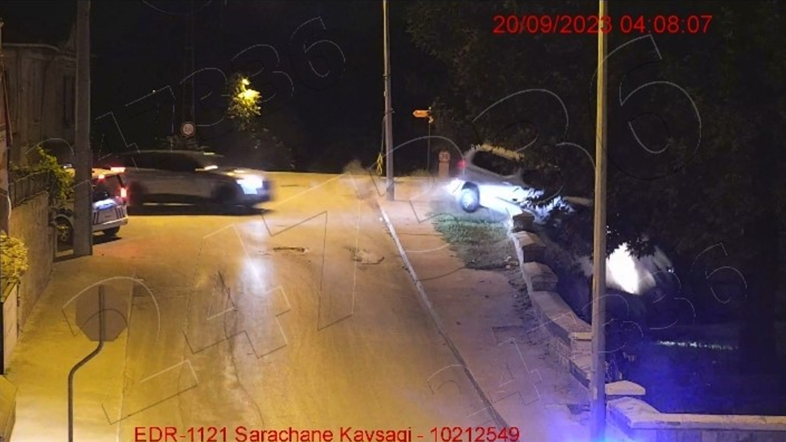 Polisin 'dur' ihtarına uymayan araç cami bahçesine uçtu
