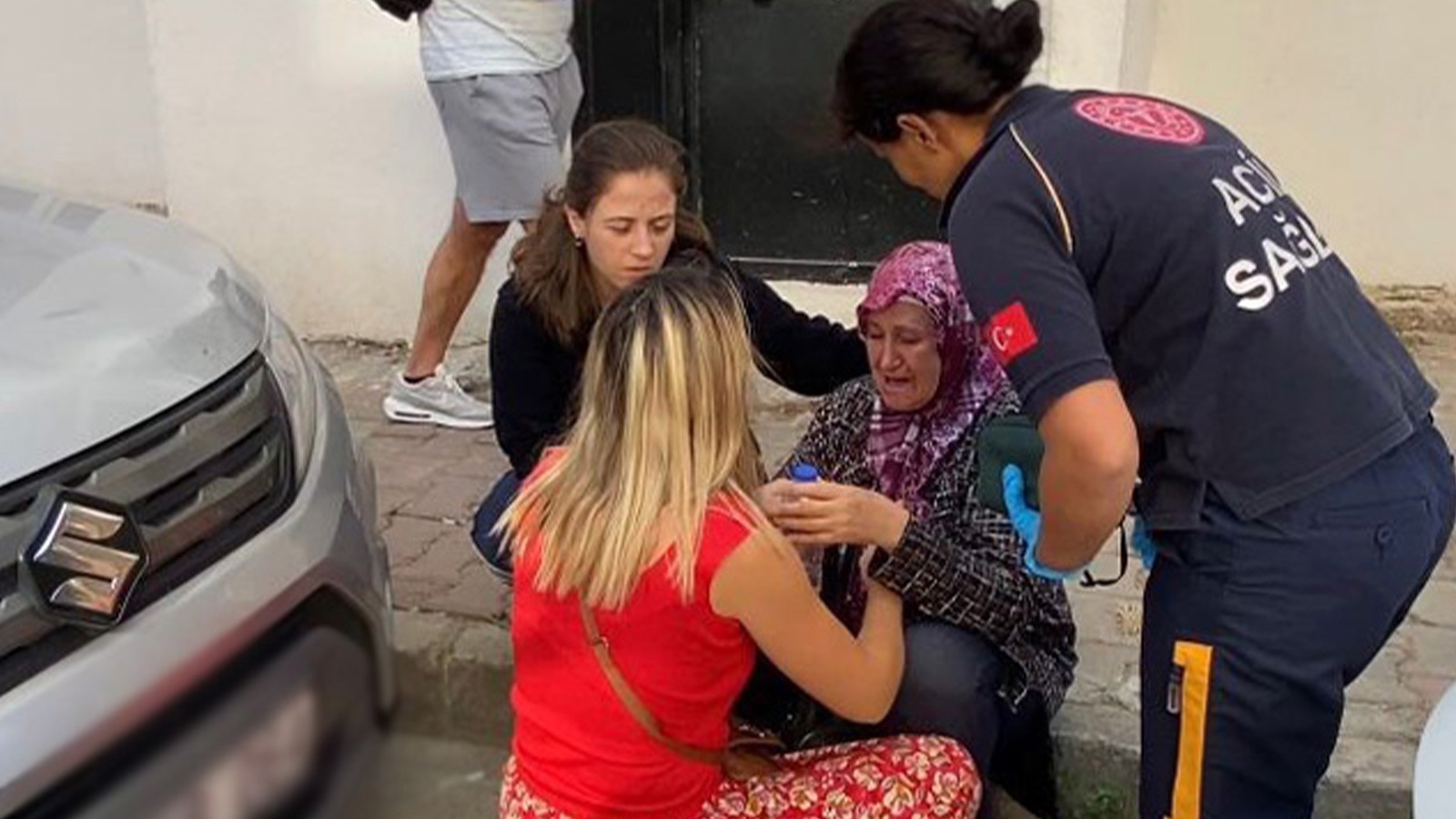 Babaları annelerine bıçakla saldırdı, çocukları isyan etti: Acı haykırış kamerada