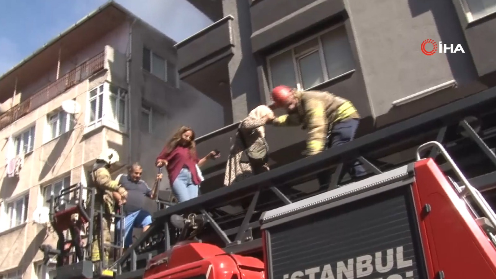 Tekstil atölyesinde korkutan yangın! Mahsur kalanlar tahliye ediliyor