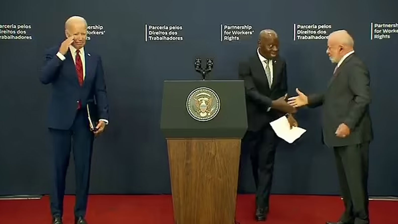 ABD Başkanı Biden bildiğiniz gibi! Misafirini sahnede bırakıp gitti