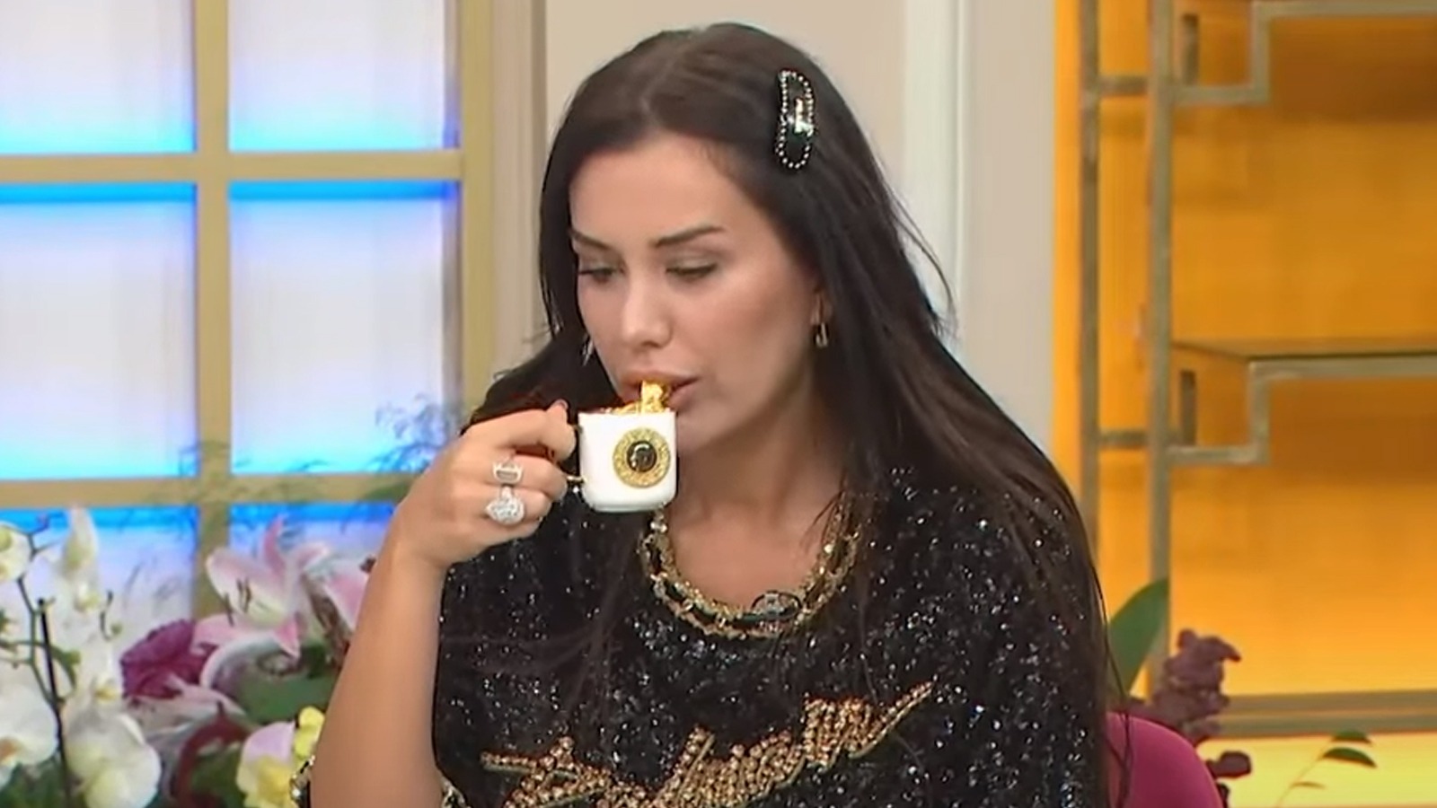 Dilan Polat programa damga vurdu: Kahvesini altın tozuyla içti
