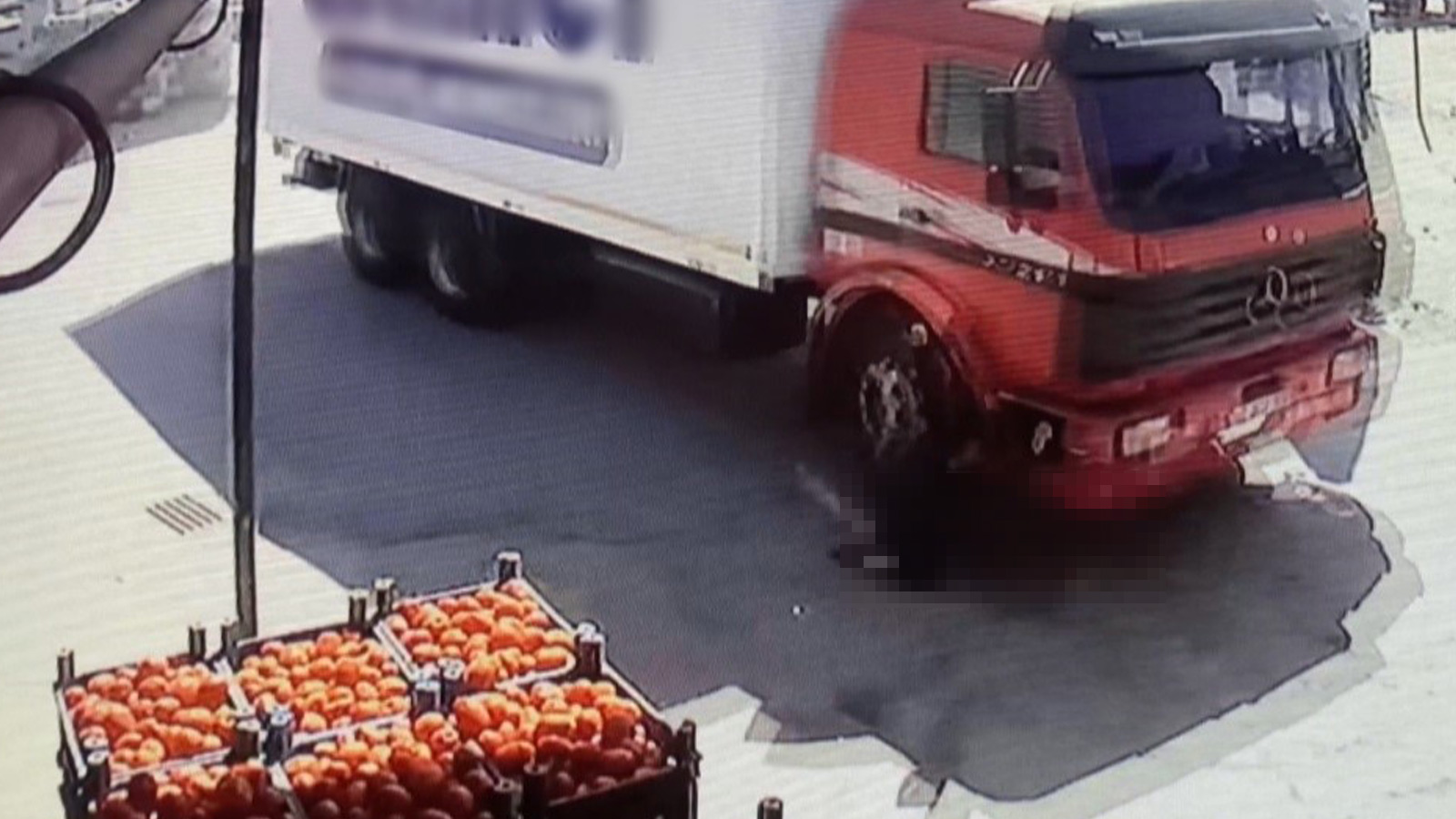 Hareket eden kamyona binmeye çalışırken canından oldu