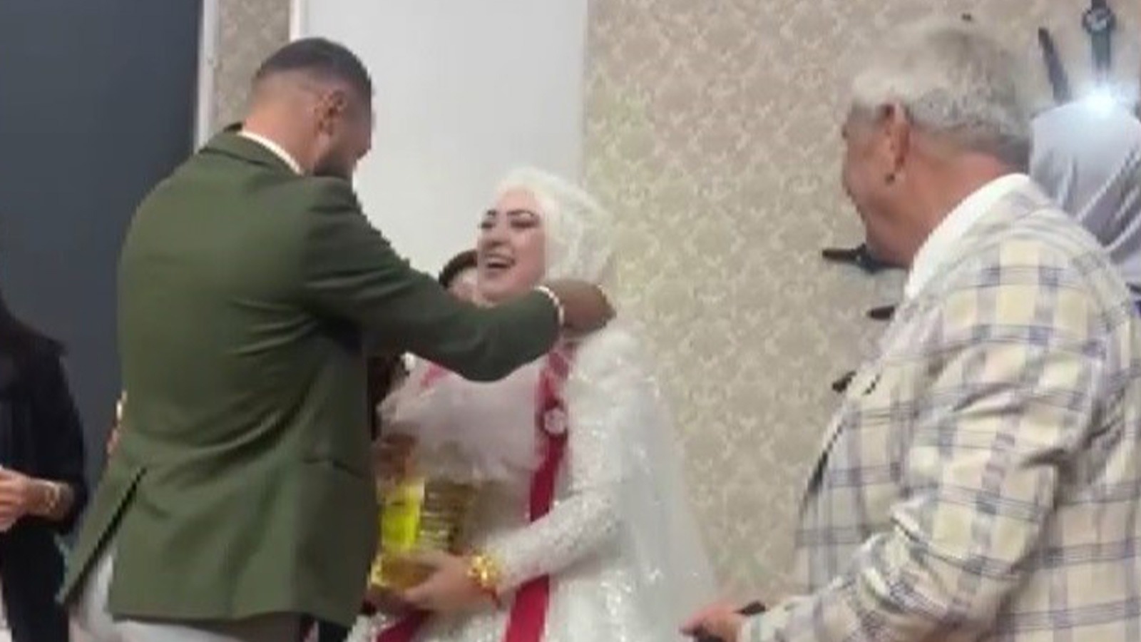 Düğünde takılan takı herkesi kahkahaya boğdu