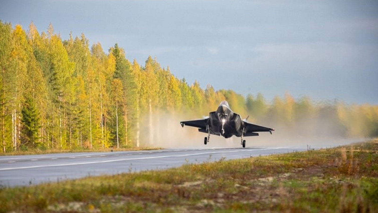 Norveç'te F-35 savaş uçakları otoyola iniş yaptı