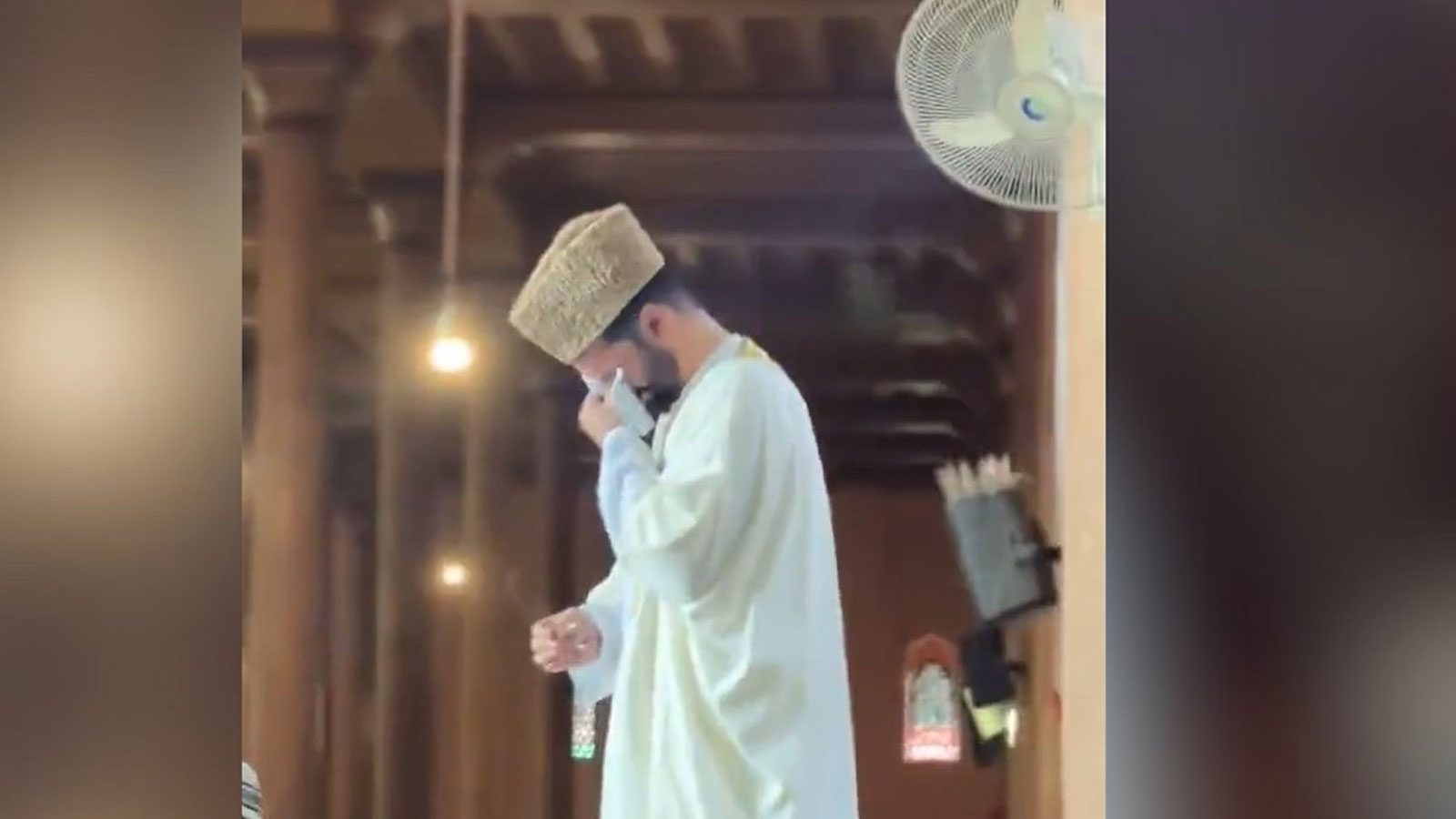 4 yıl sonra Cuma namazı kıldıran din adamı gözyaşlarını tutamadı