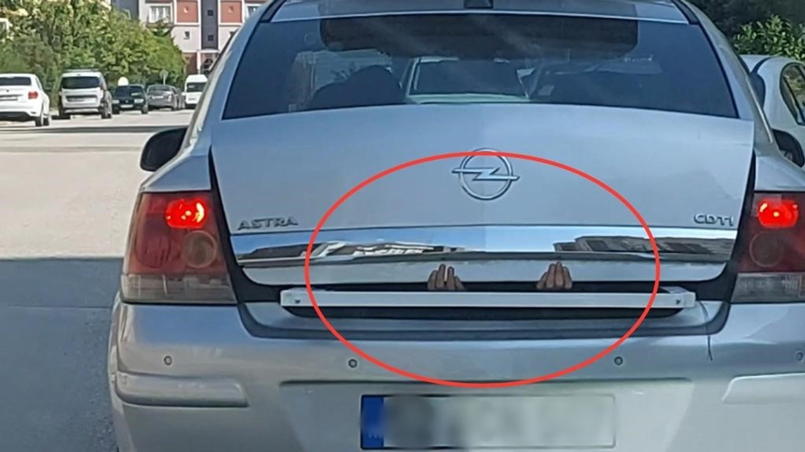 Kapanmayan bagaj kapağına tehlikeli çözüm! Çocuğun canını hiçe saydılar...
