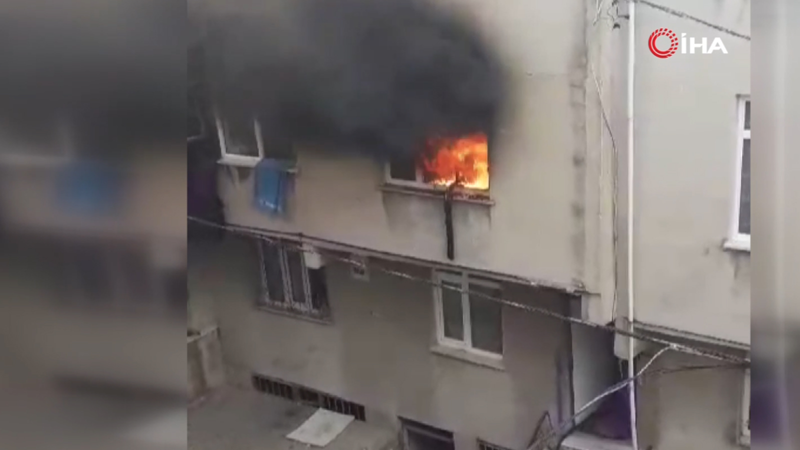 Avcılar’da daire yangını! Alevler pencereden yükseldi