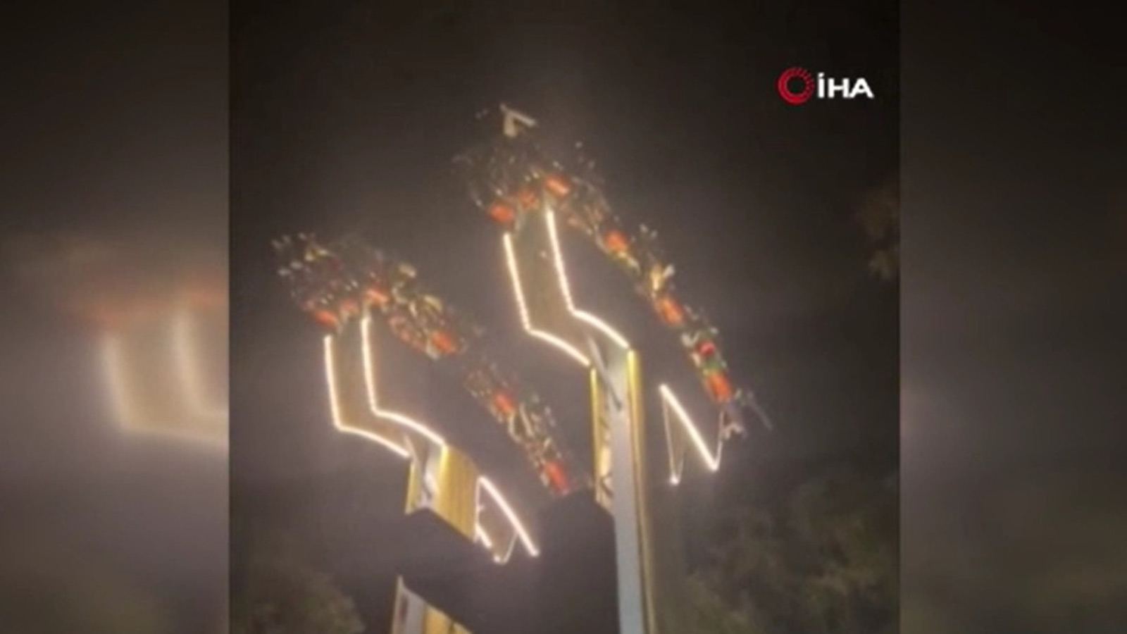 Eğlenceleri kabusa döndü: Kamikazede 30 dakika asılı kaldılar görseli