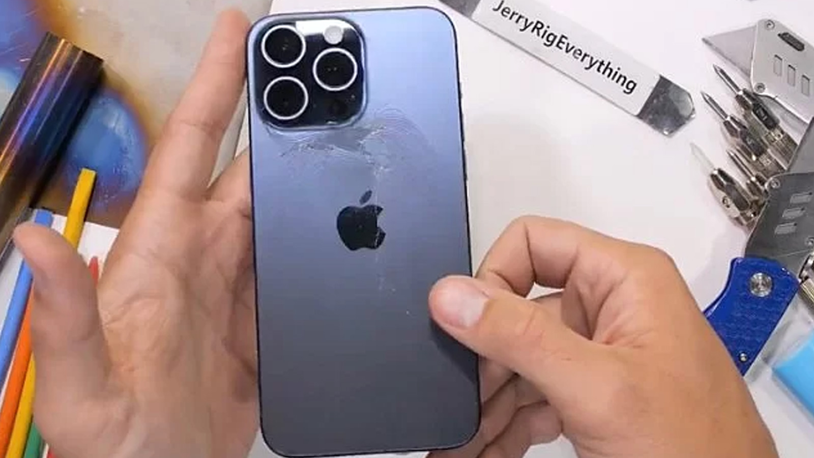 77 bin TL'lik iPhone 15 Pro Max tek hamleyle kırıldı