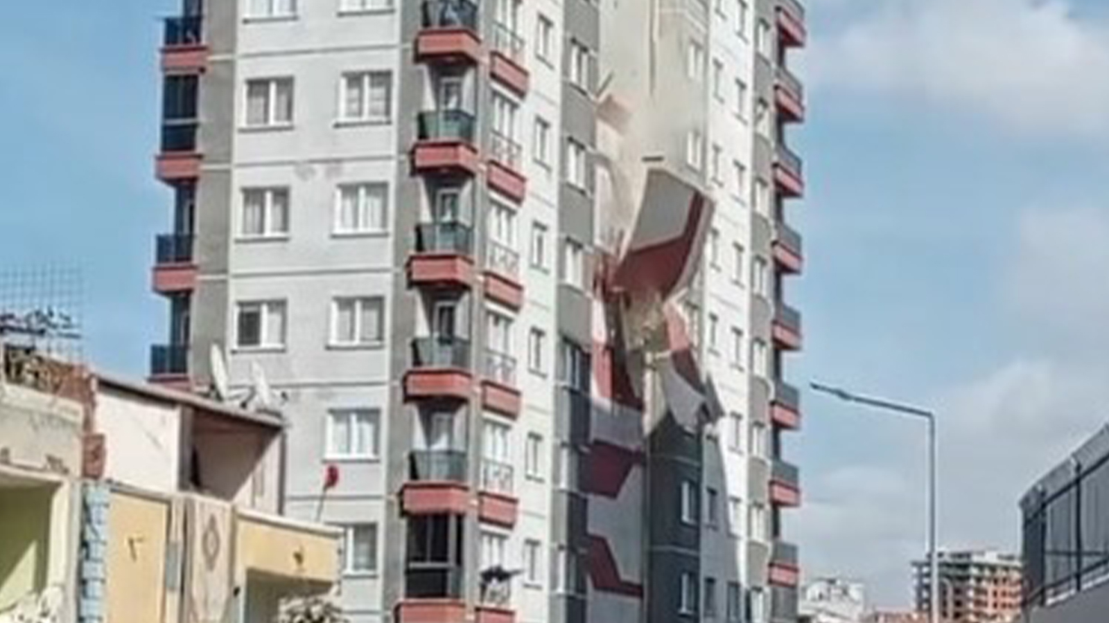 Esenler'de korku dolu anlar! 16 katlı binanın dış cephesi çöktü, faciadan kıl payı kurtuldu