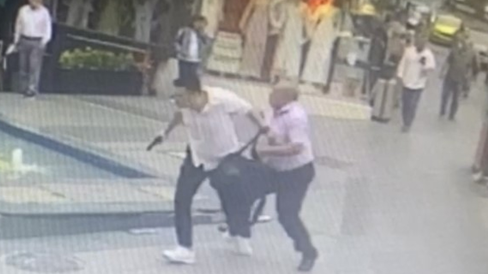 Fatih’te yolcu İETT şoförüne havalı tabanca ile saldırdı: Şoför kadının arkasına saklandı